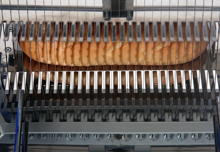 Промислова хліборізка Hurakan HKN-PICO12M - процес нарізування хліба в їдальні