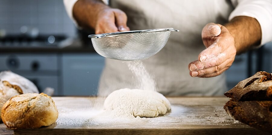 Всі професійні пекарі використовують промислові просіювачі борошна для пекарні, щоб полегшити свою працю і прискорити процес приготування і випічки хліба і булок.