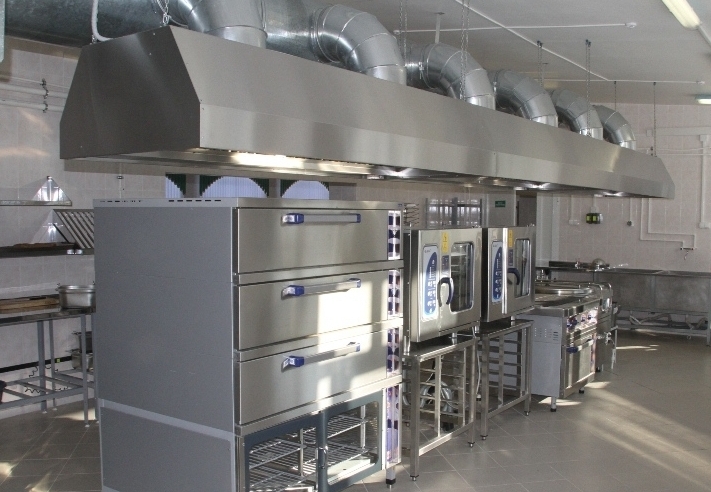 Зонти витяжні вентиляційні встановлені над жарочними шафами і пароконвектоматами для максимального очищення повітря на промисловій кухні.