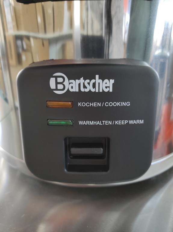 На передней панели промышленной рисоварки Bartscher A150513 имеется кнопка включения а также индикаторы работы